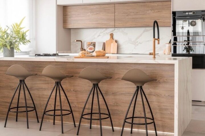 Cocina con frentes de color y taburetes en la isla