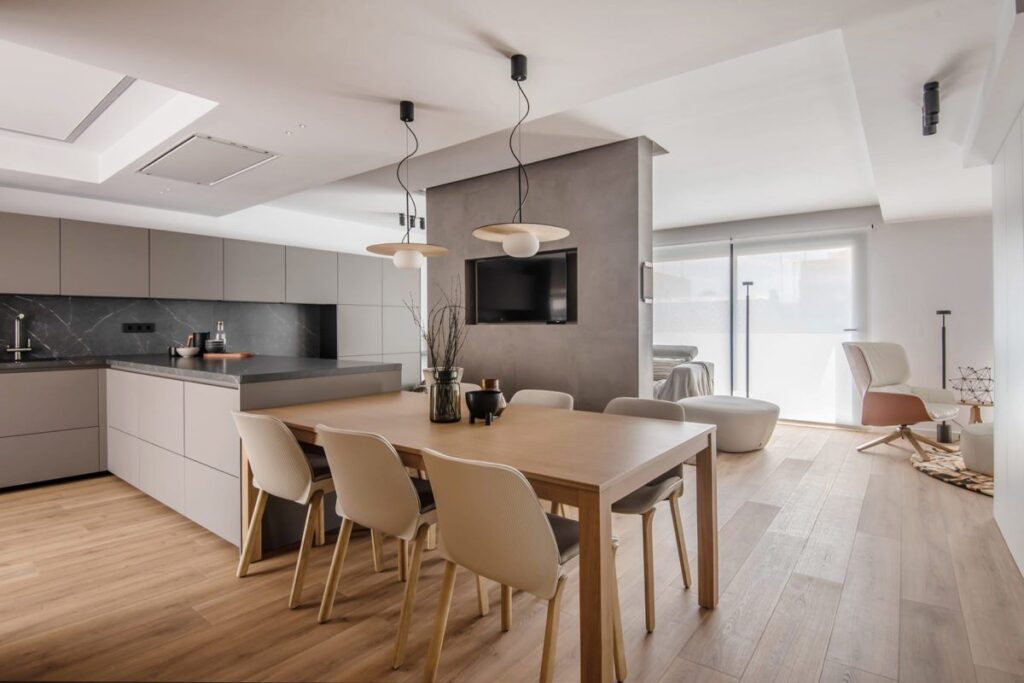 Cocina gris abierta al comedor con península