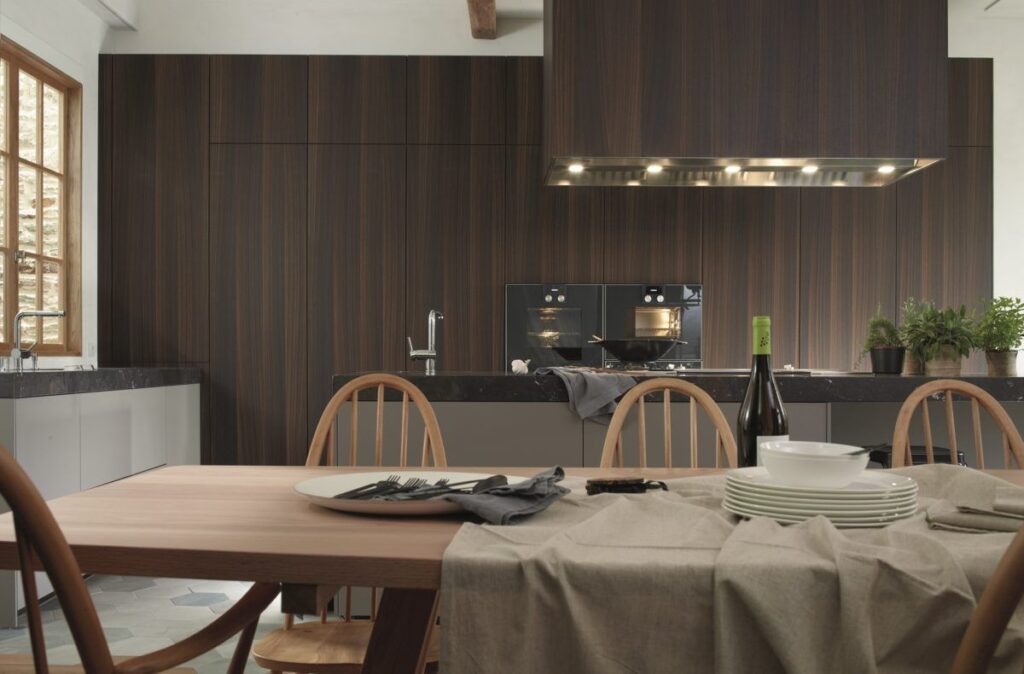 Cocina Santos con isla central y frentes de madera oscura