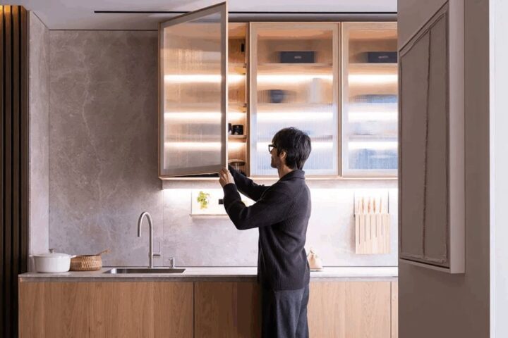 Cocina de madera integrada en la zona de día