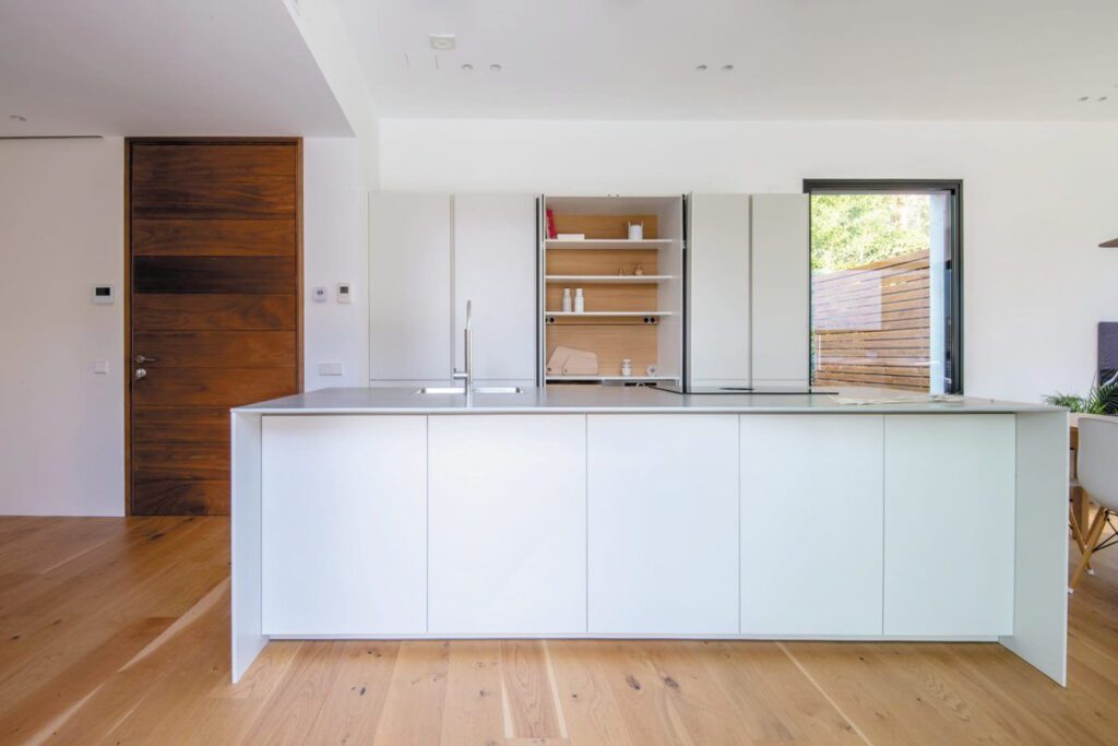 Cocina minimalista blanca con isla