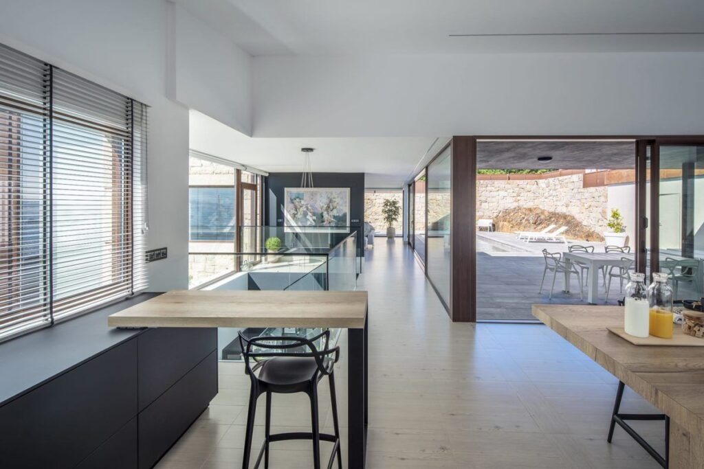 Cocina con mueble auxiliar en forma de L
