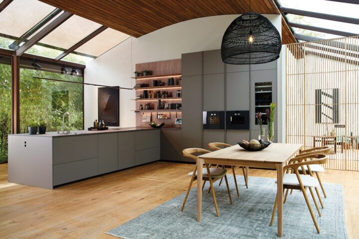 Cocina en L con península y estantería abierta