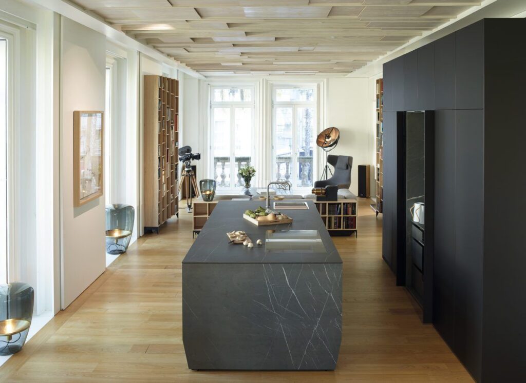 Cocina Santos con isla negra y columnas hasta el techo