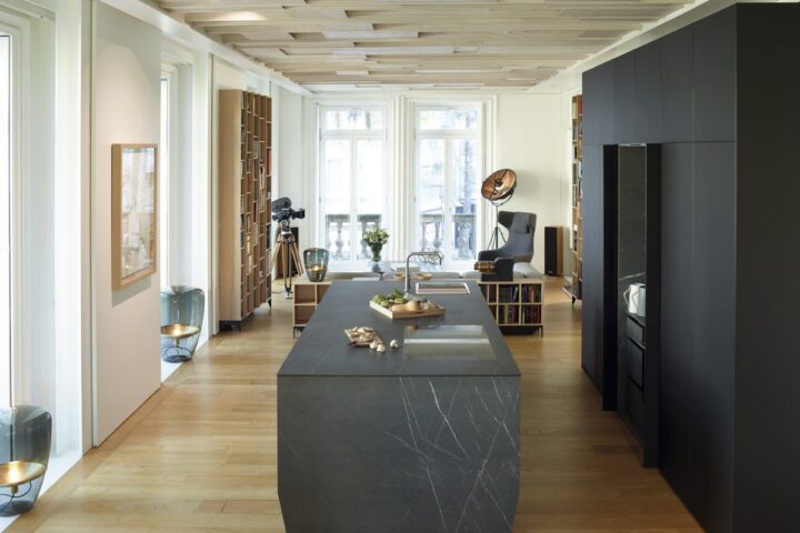 Cocina Santos con isla negra y columnas hasta el techo