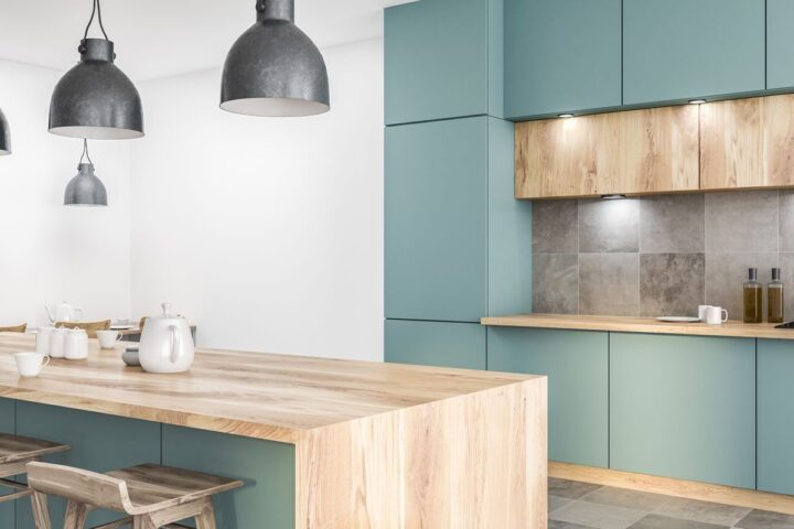 Cocina moderna con frentes verdes y madera