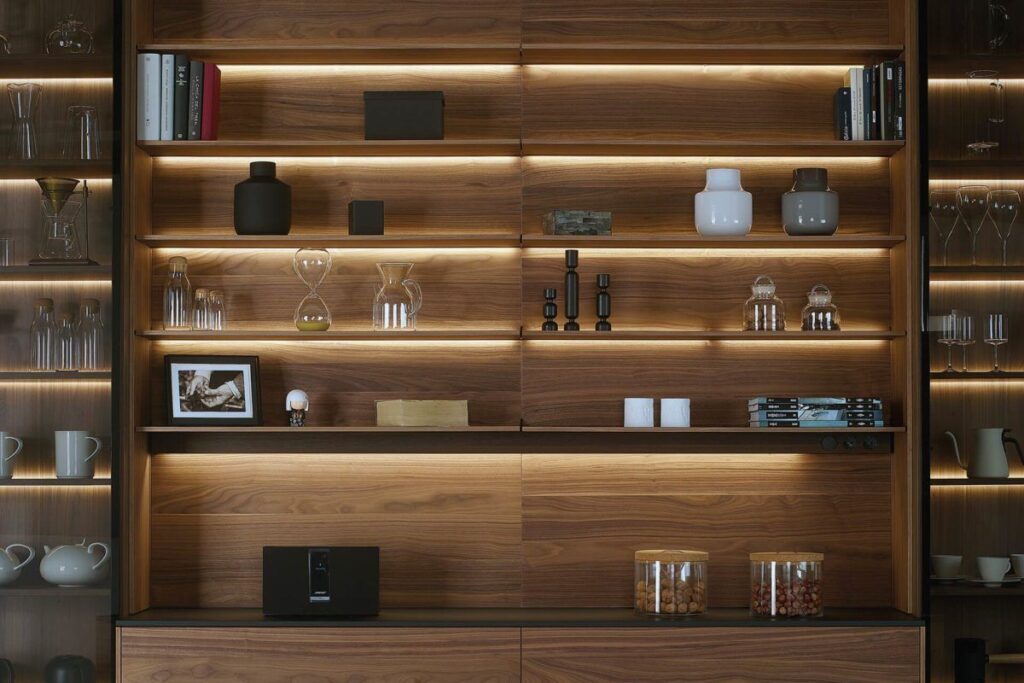 Estantería de cocina con iluminación LED