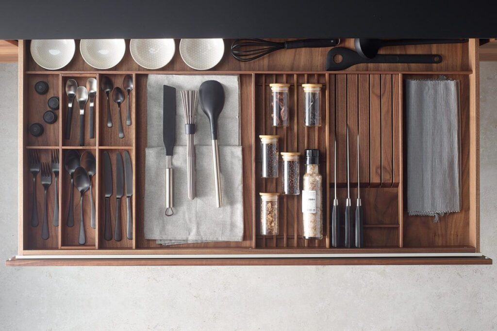Interior de cajón de cocina con cubertero de madera
